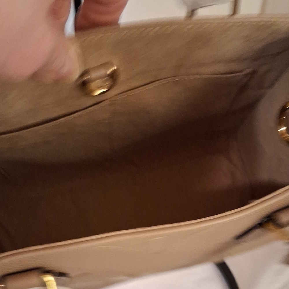 Source Unknown Elegant Tan Handbag With Gold Tone Hardware And Crossbody Strap - Picture 10 of 15